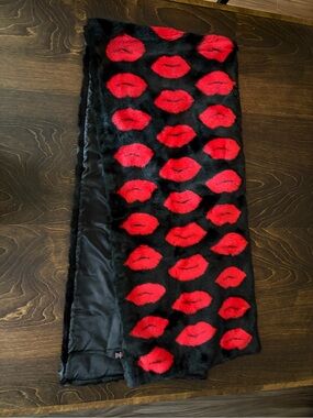 Victoria’s Secret Faux Fur Scarf Black with Red Lips Print Shawl Wrap New